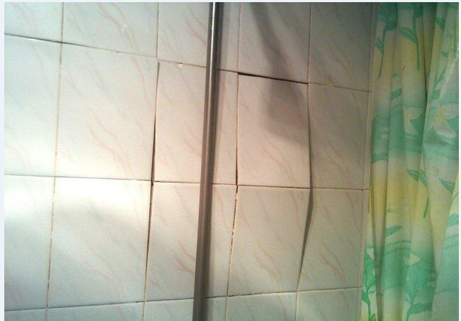 朋友裝修的時(shí)候，墻磚不到一年就開始脫落了，值得你學(xué)習(xí)一下