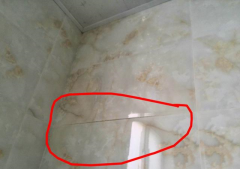 朋友裝修的時(shí)候，墻磚不到一年就開始脫落了，